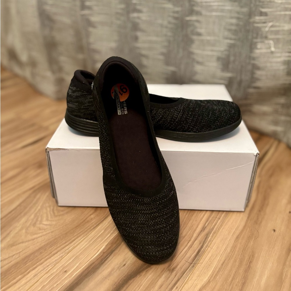 Skechers Black Flats with sporty comfy design.